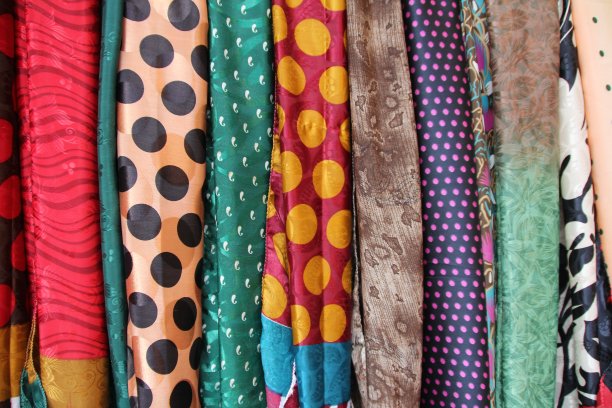 印度拉贾斯坦邦出售的丝织品图片下载