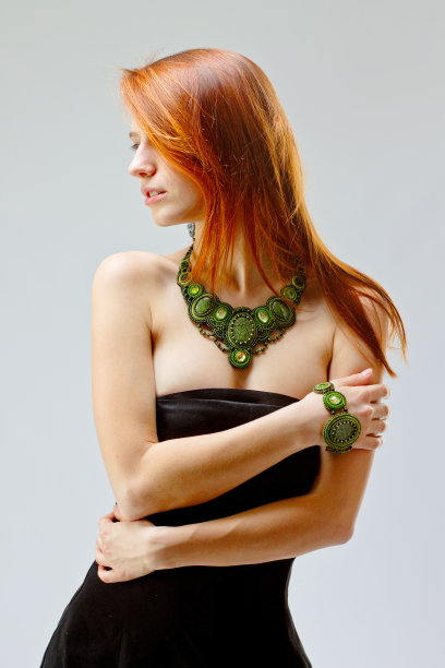 戴着珠宝的红发女孩图片下载