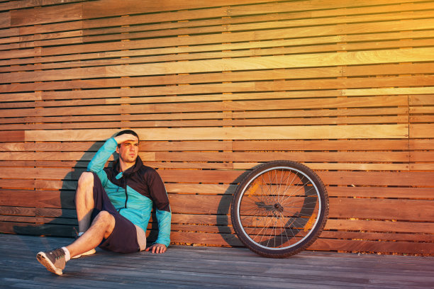 骑自行车的人坐在和休息的车轮山地车图片下载