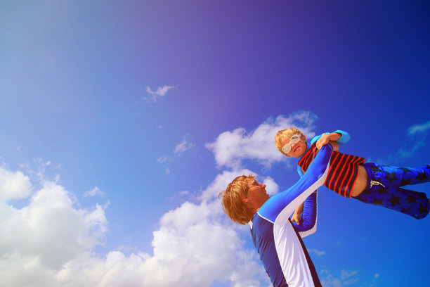 父亲和小儿子在天空中玩耍图片下载