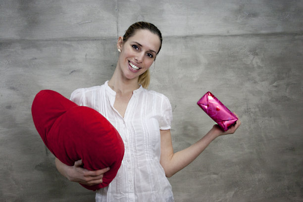 女孩拿着礼物图片下载