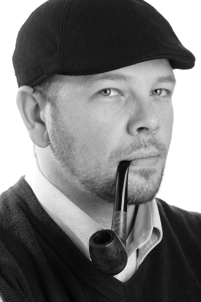 抽烟斗的年轻人图片下载