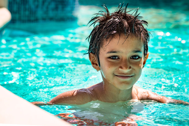 小男孩小男孩八岁游泳池肖像快乐图片下载