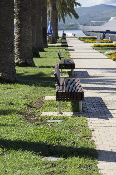 海滨步道上的长椅图片下载
