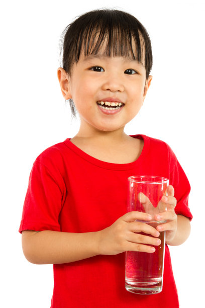 中国女孩拿着一杯水图片下载