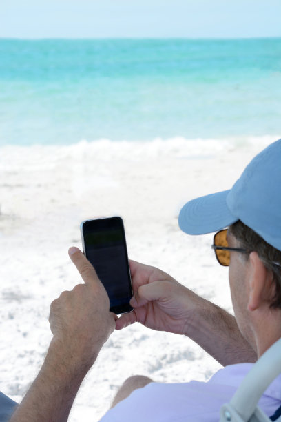 用手机的男人。图片下载