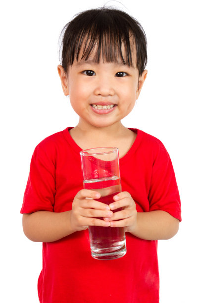 中国女孩拿着一杯水图片下载