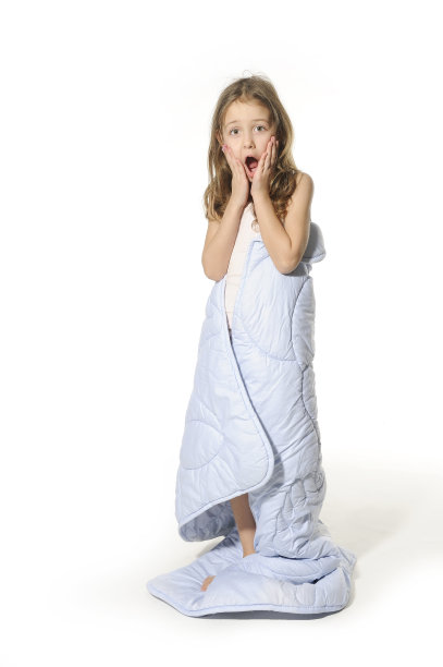 女孩玩着，裹着毯子，被吓着了。图片下载