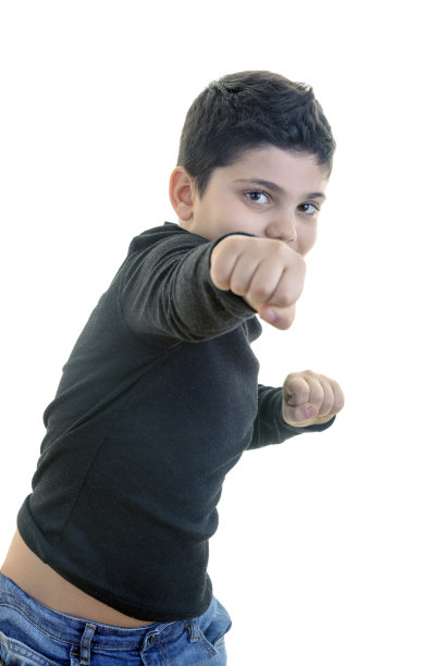 强硬的小男孩在白人上打架图片下载