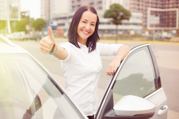 站在车旁竖起大拇指的女人图片下载