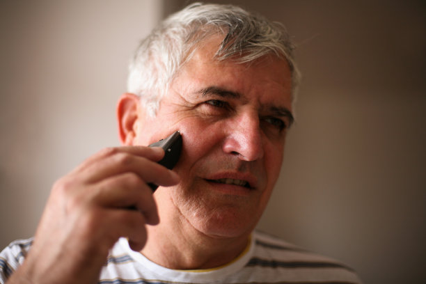 高级男子剃须。图片下载