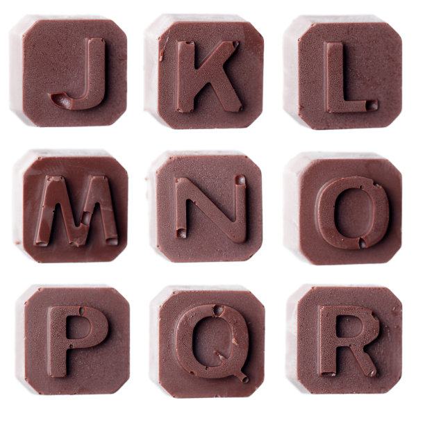 真正的黑巧克力字母表孤立在白色背景图片下载