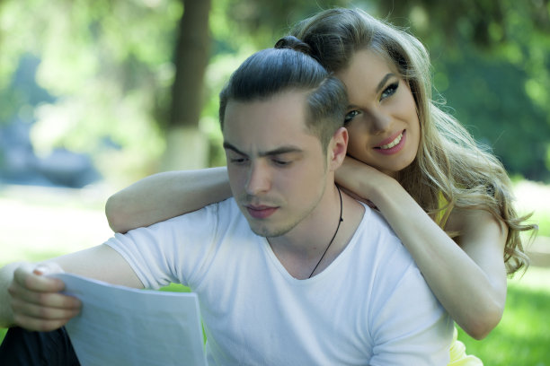 一男一女在公园里图片下载