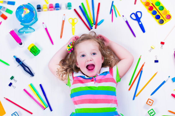 带着学习用品的快乐小女孩图片下载