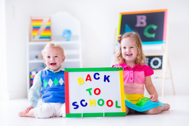 漂亮的孩子在幼儿园画画图片下载