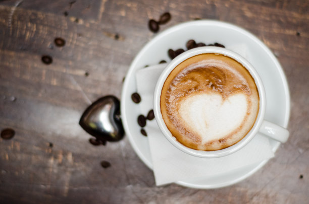 木桌上放着美味的浓缩咖啡图片下载