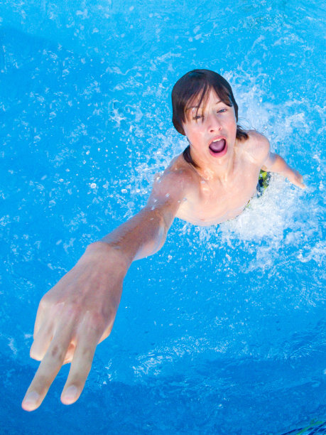 在游泳池边的乐趣图片下载