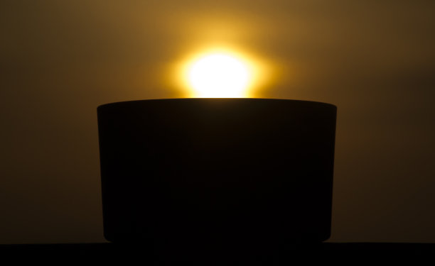 太阳从杯子里升起图片下载