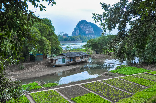 中国河岸上的农民的家和花园图片下载