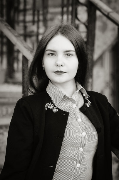 一个黑发女孩的肖像图片下载