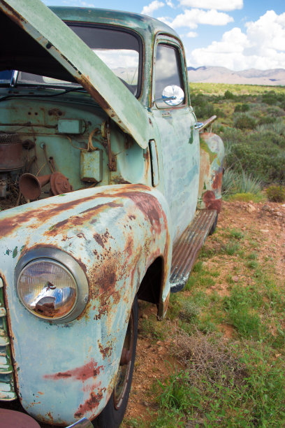 沙漠里生锈的小货车图片下载