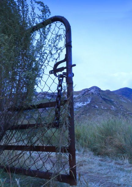 一扇大门通向群山图片下载