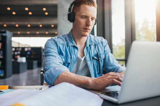 学生使用笔记本电脑完成大学作业素材图片