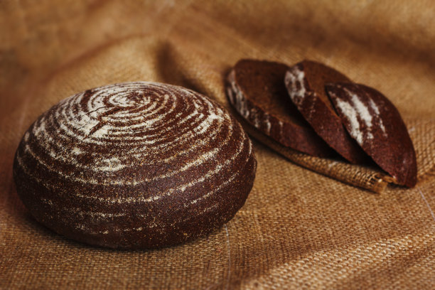 圆的黑面包图片下载