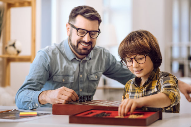 阳性男性会下棋图片下载
