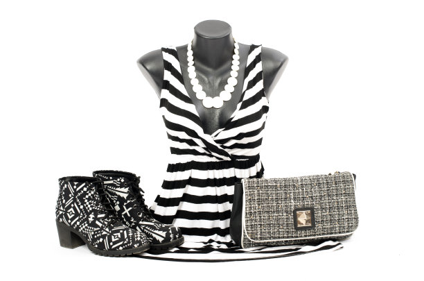 模特身上的条纹衬衫配上配套的配饰。图片下载