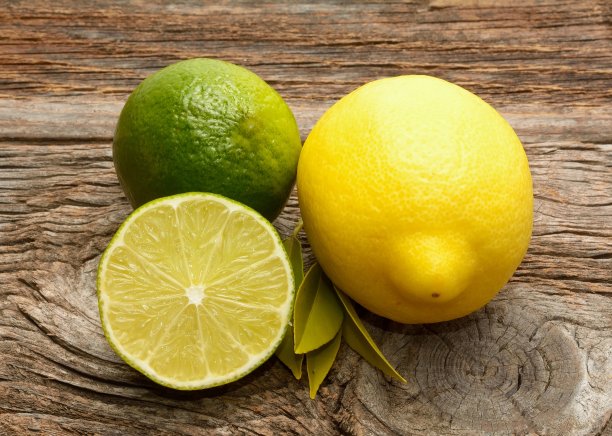 旧木桌上放着成熟的柑橘图片下载