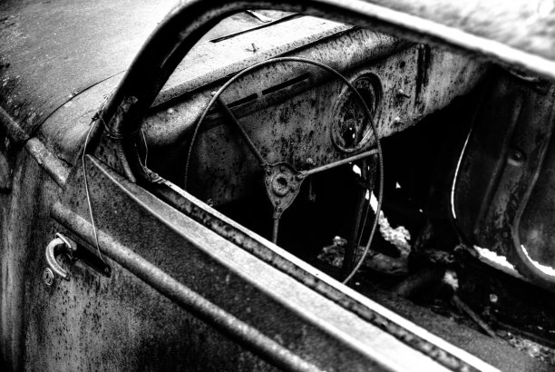 废弃的汽车，在黑色和白色图片下载