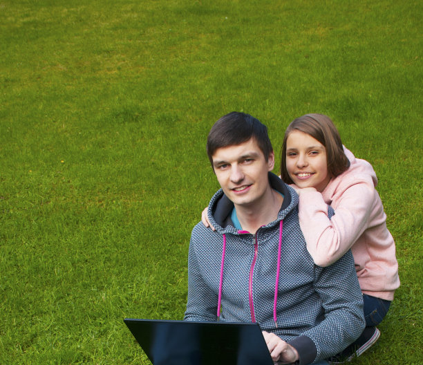 哥哥和姐姐图片下载