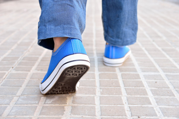 在城市中漫步图片下载