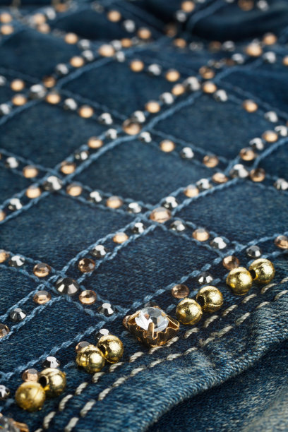 口袋里装饰着水钻的牛仔裤图片下载