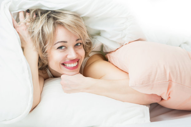 迷人的放松的女孩图片下载