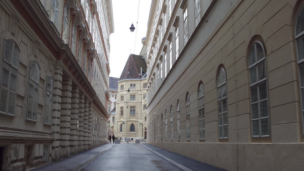 穿过奥地利维也纳狭窄的步行街图片下载
