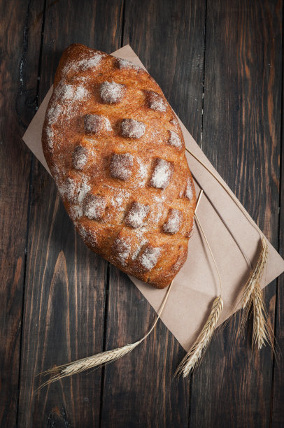 自制面包和成熟的黑麦穗子图片下载