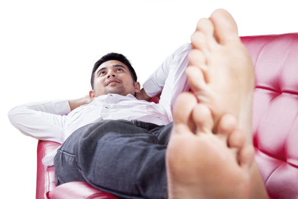 男人躺在沙发上做梦图片下载