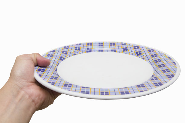 厨师拿着空空的白色盘子，上面是漂亮的条纹图案图片下载