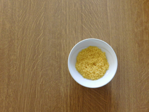 把生面团放在木底上图片下载