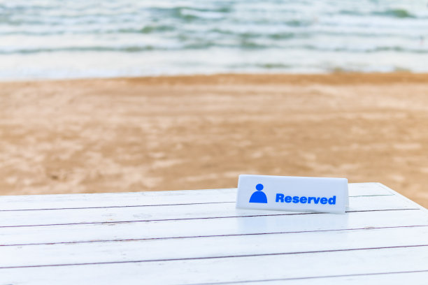 以海滩和大海为背景的海边餐桌已预订图片下载