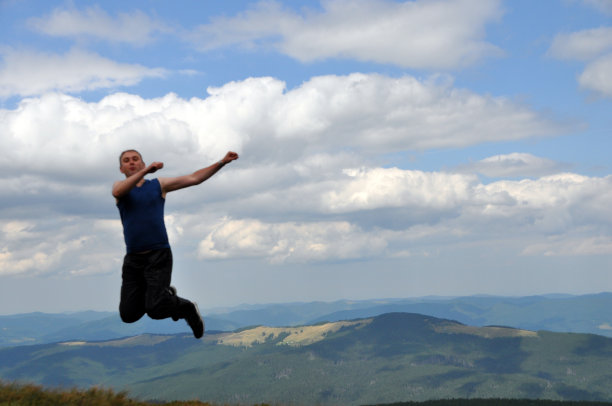 快乐的人在山顶上跳图片下载