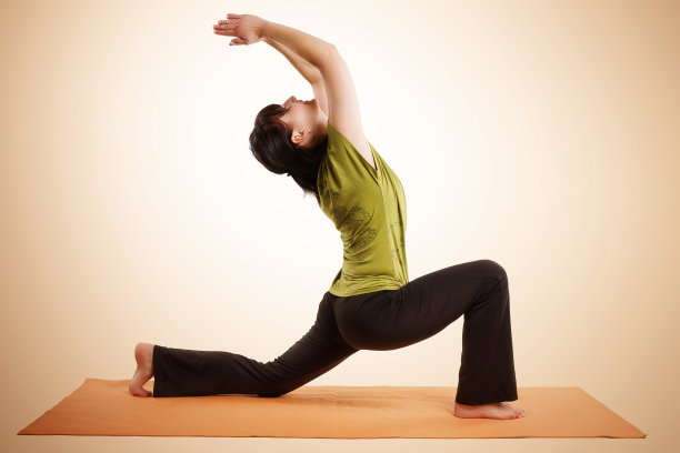 年轻女子练习瑜伽图片下载
