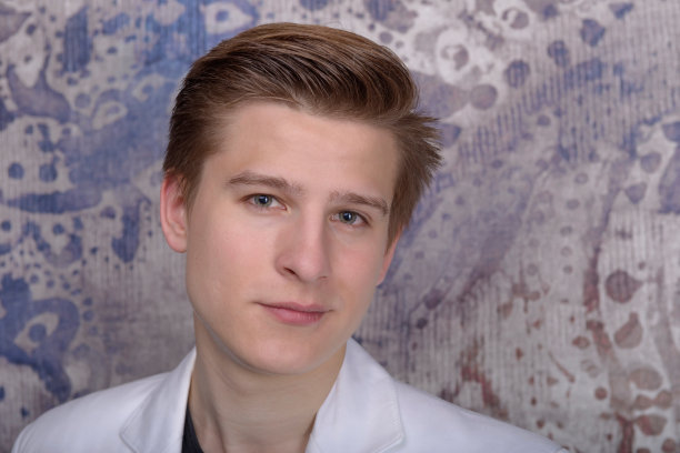 一个年轻人的肖像图片下载