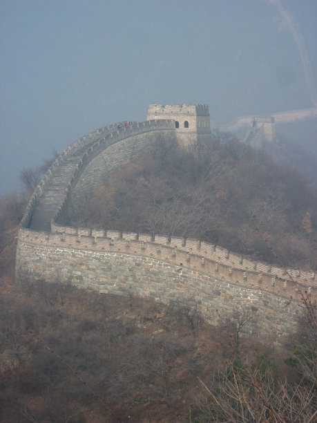 中国长城上的烟雾图片下载