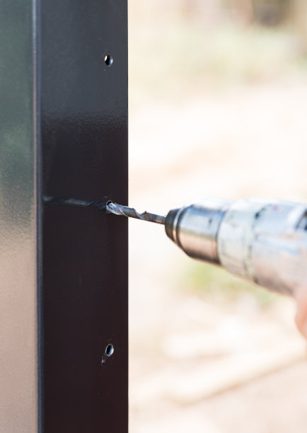 用电钻在钢上钻孔图片下载