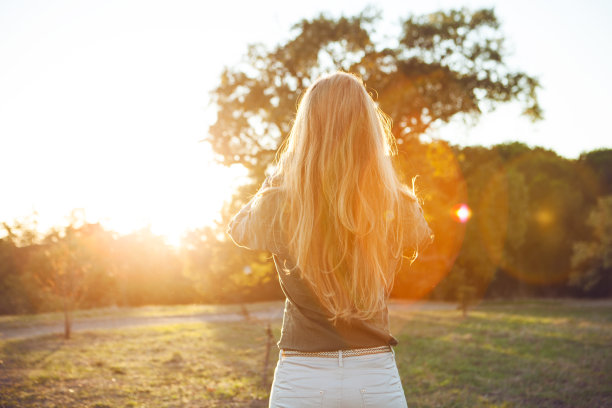 夕阳中的性感女孩图片下载