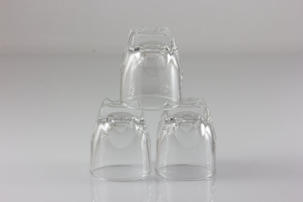 鸡尾酒杯收藏-小杯。孤立的图片下载