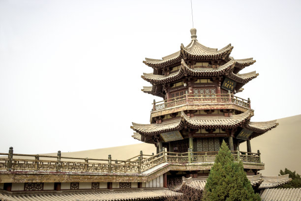 中国敦煌明沙山沙漠中的明月阁图片下载